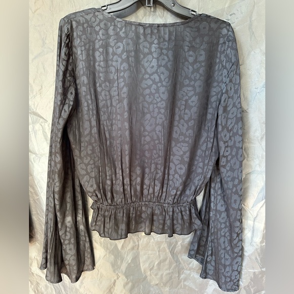 Muted leopard print black bell sleeve tunic blouse Medium - Picture 2 of 6